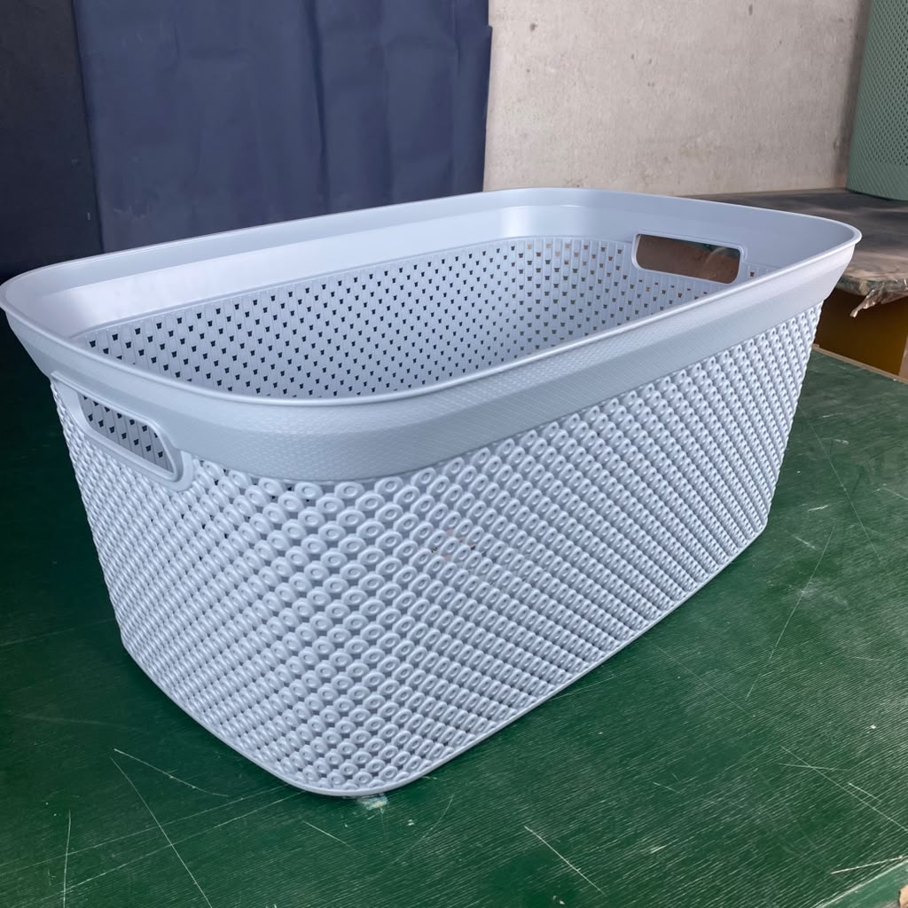 08 1059 (2) 35 Lt Diamond Laundry Basket - Image 1