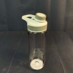 ⁦زجاجة مياه 730 مللي شفاف بغطاء ملون⁩ - الصورة ⁦4⁩