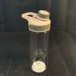 ⁦زجاجة مياه 730 مللي شفاف بغطاء ملون⁩ - الصورة ⁦5⁩